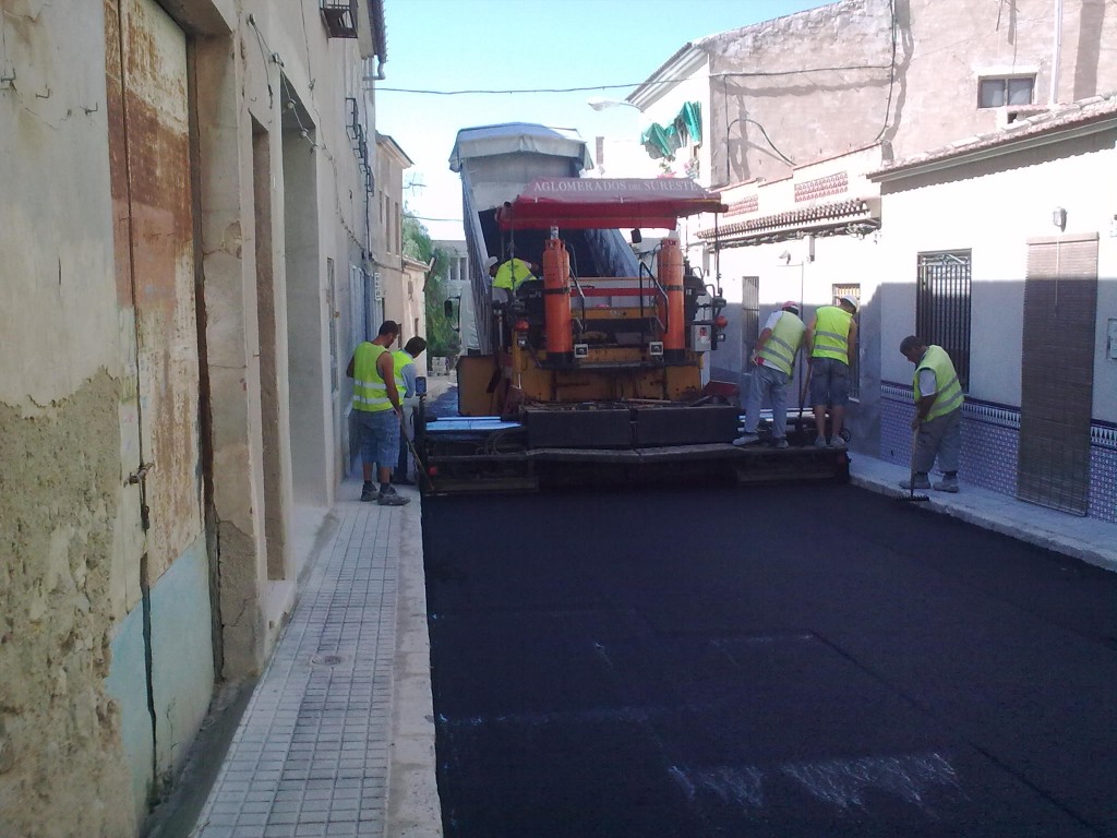 Las obras han consistido en la realización de fresado y refuerzo de firme para mejorar las pendiente longitudinales y transversales de diversas calles. Con estas actuaciones se ha mejorado la evacuación de las aguas de lluvia.