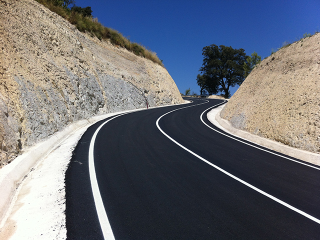 La carretera CV-770, denominada de Villajoyosa a la CV-70 por Sella y Alcoleja, discurre en su primer tramo desde Villajoyosa a Sella siguiendo el recorrido del Rio Sella.